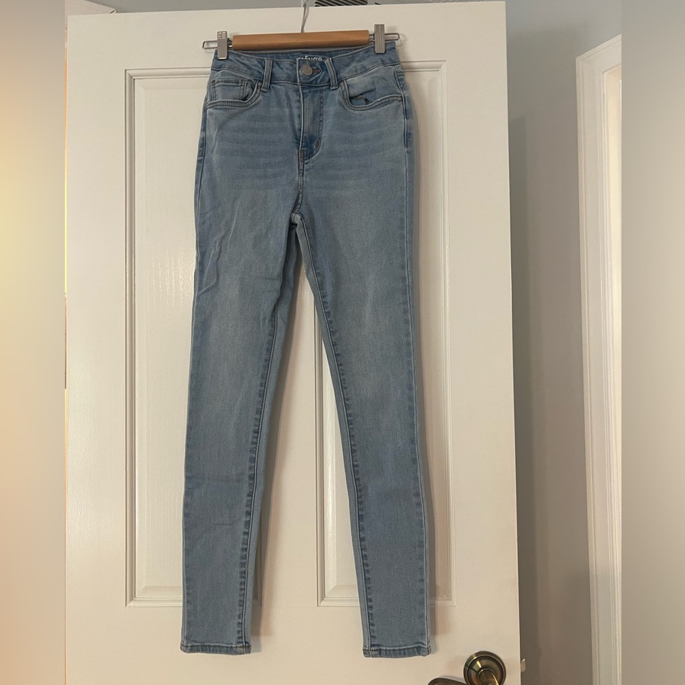 NWOT Refuge Miami light wash super skinny jeans